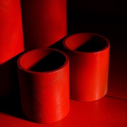 CARTONI ROSSI. Fotografie di Giulio Azzarello &copy;2023.