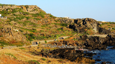 ISOLA DI USTICA la costa. Fotografie di Giulio Azzarello &copy;2016.