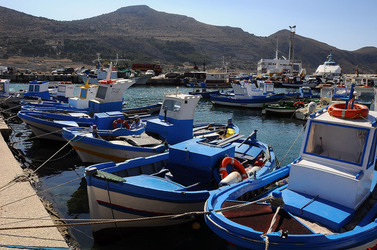 Il PORTO DI FAVIGNANA in Sicilia visioni panoramiche o particolari. Fotografie di Giulio Azzarello &copy;2014.