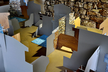 ANNE CLEMENCE de GROLEE e una sua installazione. Fotografie di Giulio Azzarello &copy;2014.