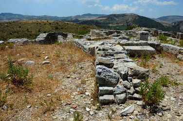 SEGESTA il sito archeologico il teatro greco e l acropoli. Panorami e particolari. Fotografie di Giulio Azzarello &copy;2014.