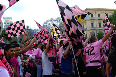 I TIFOSI DEL PALERMO CALCIO in piazza per festeggiare. Fotografie di Giulio Azzarello ©2014. I TIFOSI DEL PALERMO CALCIO in piazza per festeggiare. Fotografie di Giulio Azzarello ©2014.