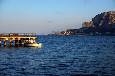 BARCHE. Fotografie di Giulio Azzarello ©2022. BARCHE. Fotografie di Giulio Azzarello ©2022.