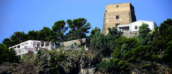 ISOLA DI USTICA il paese. Fotografie di Giulio Azzarello ©2016. ISOLA DI USTICA il paese. Fotografie di Giulio Azzarello ©2016.