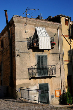 POLIZZI GENEROSA in Sicilia. Fotografie di Giulio Azzarello ©2014. POLIZZI GENEROSA in Sicilia. Fotografie di Giulio Azzarello ©2014.