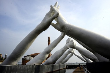 LE MANI DI LORENZO QUENN Biennale di Venezia. Fotografie di Giulio Azzarello &copy;2020.