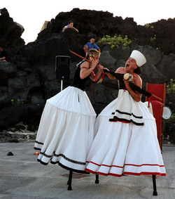 TRAMPOLIERI A LINOSA in Sicilia tutti i momenti dello spettacolo. Fotografie di Giulio Azzarello &copy;2014.