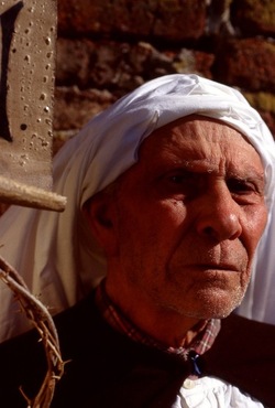 LA CERCA processione religiosa. Fotografie di Giulio Azzarello &copy;1996 2021.