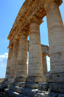 SEGESTA il sito archeologico il teatro greco e l acropoli. Panorami e particolari. Fotografie di Giulio Azzarello &copy;2014.