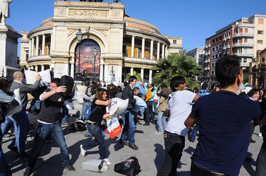 LOTTA DI CUSCINI flash mob fotografie di Giulio Azzarello ©2014. LOTTA DI CUSCINI flash mob fotografie di Giulio Azzarello ©2014.