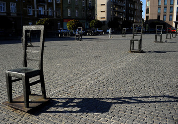 LA SEDIA DELLA MEMORIA nel quartiere ebraico di Cracovia. Fotografie di Giulio Azzarello &copy;2016.