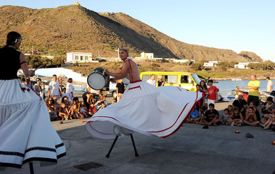 TRAMPOLIERI A LINOSA in Sicilia tutti i momenti dello spettacolo. Fotografie di Giulio Azzarello &copy;2014.