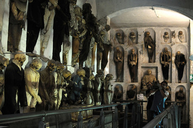 Le CATACOMBE di Palermo documentario film. Fotografie di scena e set di Giulio Azzarello &copy;2014.