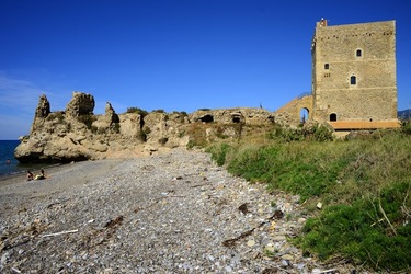 CASTELLO di Campofelice di Roccella. Fotografie di Giulio Azzarello &copy;2020.
