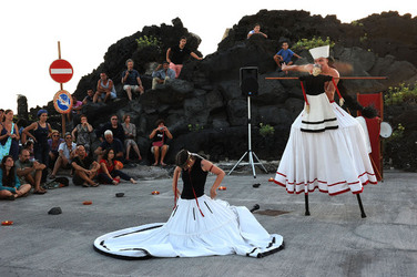 TRAMPOLIERI A LINOSA in Sicilia tutti i momenti dello spettacolo. Fotografie di Giulio Azzarello &copy;2014.