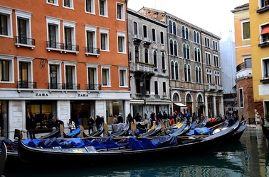 VENEZIA fotografie di Giulio Azzarello &copy;2022.