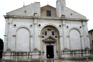 TEMPIO MALATESTIANO e SPIAGGIA di Rimini. Fotografie di Giulio Azzarello &copy;2016.