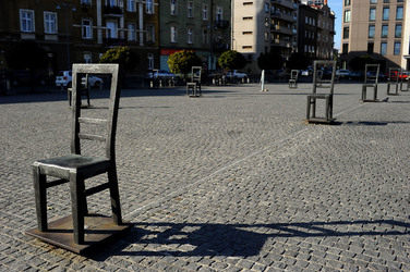 LA SEDIA DELLA MEMORIA nel quartiere ebraico di Cracovia. Fotografie di Giulio Azzarello &copy;2016.