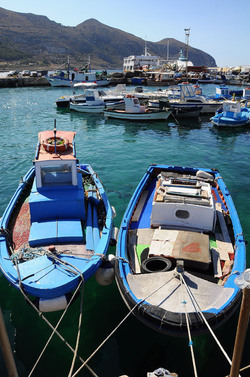 Il PORTO DI FAVIGNANA in Sicilia visioni panoramiche o particolari. Fotografie di Giulio Azzarello &copy;2014.