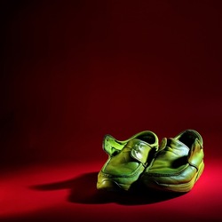 SCARPE. Fotografia di Giulio Azzarello ©2023. SCARPE. Fotografia di Giulio Azzarello ©2023.