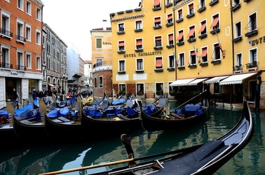 VENEZIA fotografie di Giulio Azzarello &copy;2022.