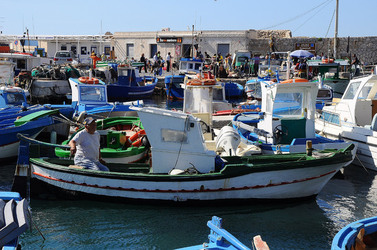 Il PORTO DI FAVIGNANA in Sicilia visioni panoramiche o particolari. Fotografie di Giulio Azzarello &copy;2014.