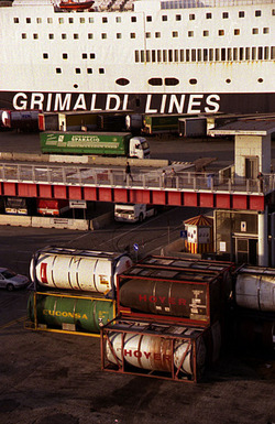 IL PORTO DI GENOVA panoramiche e particolari. Fotografie di Giulio Azzarello &copy;2014.