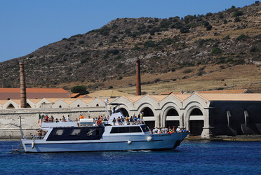 Il PORTO DI FAVIGNANA in Sicilia visioni panoramiche o particolari. Fotografie di Giulio Azzarello &copy;2014.