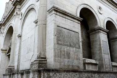 TEMPIO MALATESTIANO e SPIAGGIA di Rimini. Fotografie di Giulio Azzarello &copy;2016.