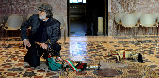 Mimmo Cuticchio in un suo spettacolo. Fotografie di Giulio Azzarello &copy;2017.