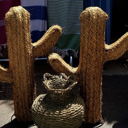 SOUVENIR ARTIGIANALI DI PAGLIA. Fotografie di Giulio Azzarello ©2023. SOUVENIR ARTIGIANALI DI PAGLIA. Fotografie di Giulio Azzarello ©2023.