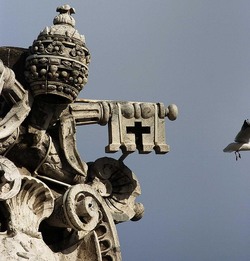 LE SCULTURE DI SAN PIETRO sopra il colonnato a Roma. Fotografie di Giulio Azzarello &copy;2014.