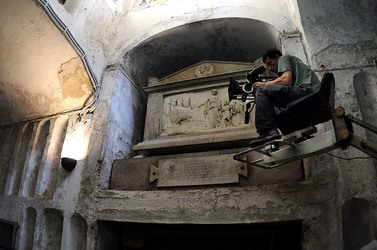 Le CATACOMBE di Palermo documentario film. Fotografie di scena e set di Giulio Azzarello &copy;2014.