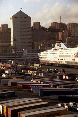 IL PORTO DI GENOVA panoramiche e particolari. Fotografie di Giulio Azzarello &copy;2014.