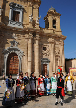 GRUPPO FOLK SICILIANO a Marsala. Fotografie di Giulio Azzarello &copy;2014.
