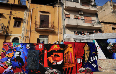 IL MURO DELL ANTIMAFIA e della legalit&agrave; a Partinico in Sicilia. Fotografie di Giulio Azzarello &copy;2014.