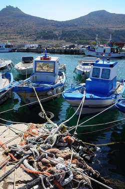 Il PORTO DI FAVIGNANA in Sicilia visioni panoramiche o particolari. Fotografie di Giulio Azzarello &copy;2014.