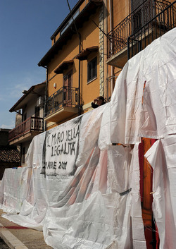 IL MURO DELL ANTIMAFIA e della legalit&agrave; a Partinico in Sicilia. Fotografie di Giulio Azzarello &copy;2014.