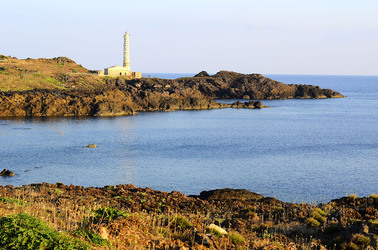 ISOLA DI USTICA la costa. Fotografie di Giulio Azzarello &copy;2016.