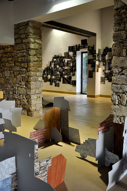 ANNE CLEMENCE de GROLEE e una sua installazione. Fotografie di Giulio Azzarello &copy;2014.