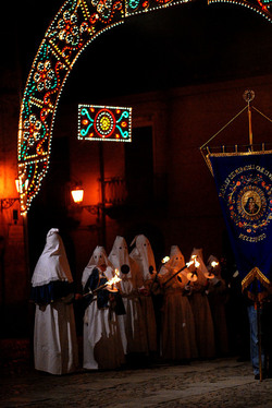 PROCESSIONE RELIGIOSA in Sicilia. Fotografie di Giulio Azzarello &copy;2014.