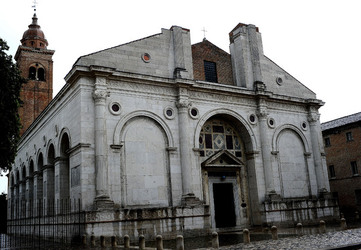 TEMPIO MALATESTIANO e SPIAGGIA di Rimini. Fotografie di Giulio Azzarello &copy;2016.