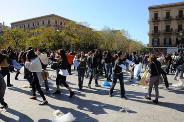LOTTA DI CUSCINI flash mob fotografie di Giulio Azzarello ©2014. LOTTA DI CUSCINI flash mob fotografie di Giulio Azzarello ©2014.