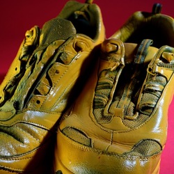 SCARPE. Fotografia di Giulio Azzarello ©2023. SCARPE. Fotografia di Giulio Azzarello ©2023.