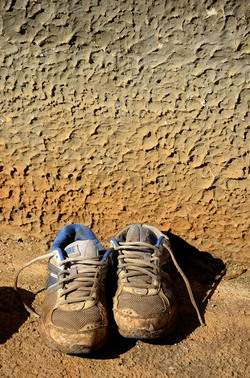 SCARPE di persone povere. Fotografie di Giulio Azzarello &copy;2016.