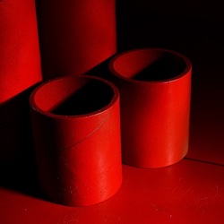 CARTONI ROSSI. Fotografie di Giulio Azzarello &copy;2023.