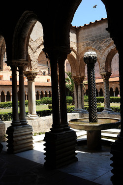 MONREALE in Sicilia con il suo Duomo e il Chiostro panoramiche e particolari. Fotografie di Giulio Azzarello &copy;2014.