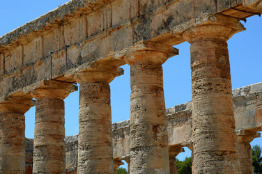 SEGESTA il sito archeologico il teatro greco e l acropoli. Panorami e particolari. Fotografie di Giulio Azzarello &copy;2014.