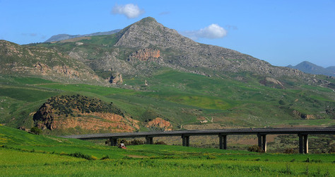 PAESAGGIO SICILIANO nel luogo delle macalube in Sicilia. Fotografie di Giulio Azzarello &copy;2014.