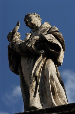 LE SCULTURE DI SAN PIETRO sopra il colonnato a Roma. Fotografie di Giulio Azzarello &copy;2014.